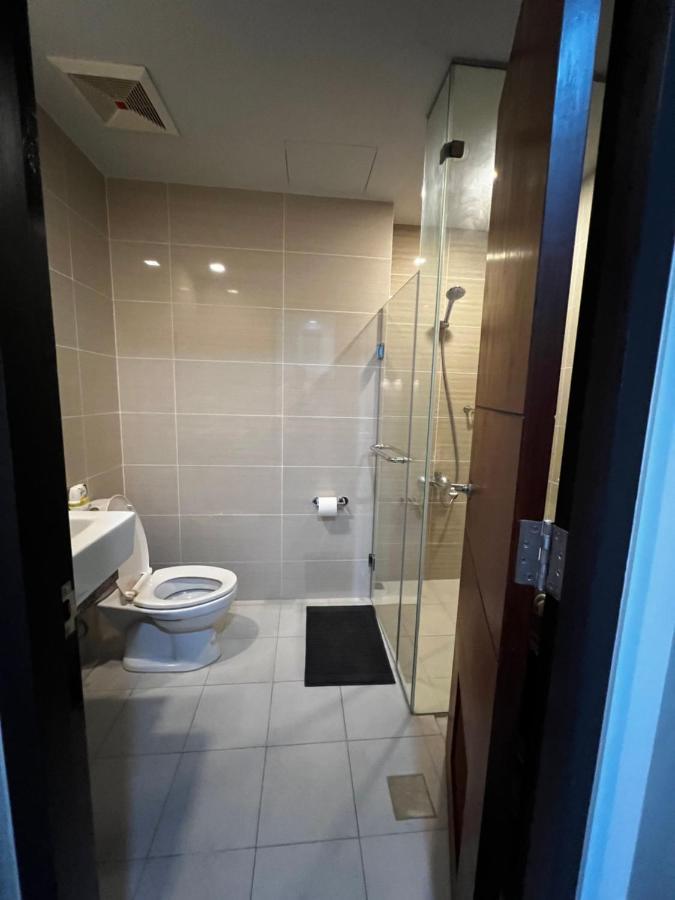 1 Bedroom Uptown Bgc Across Uptown Mall Manila Exterior foto