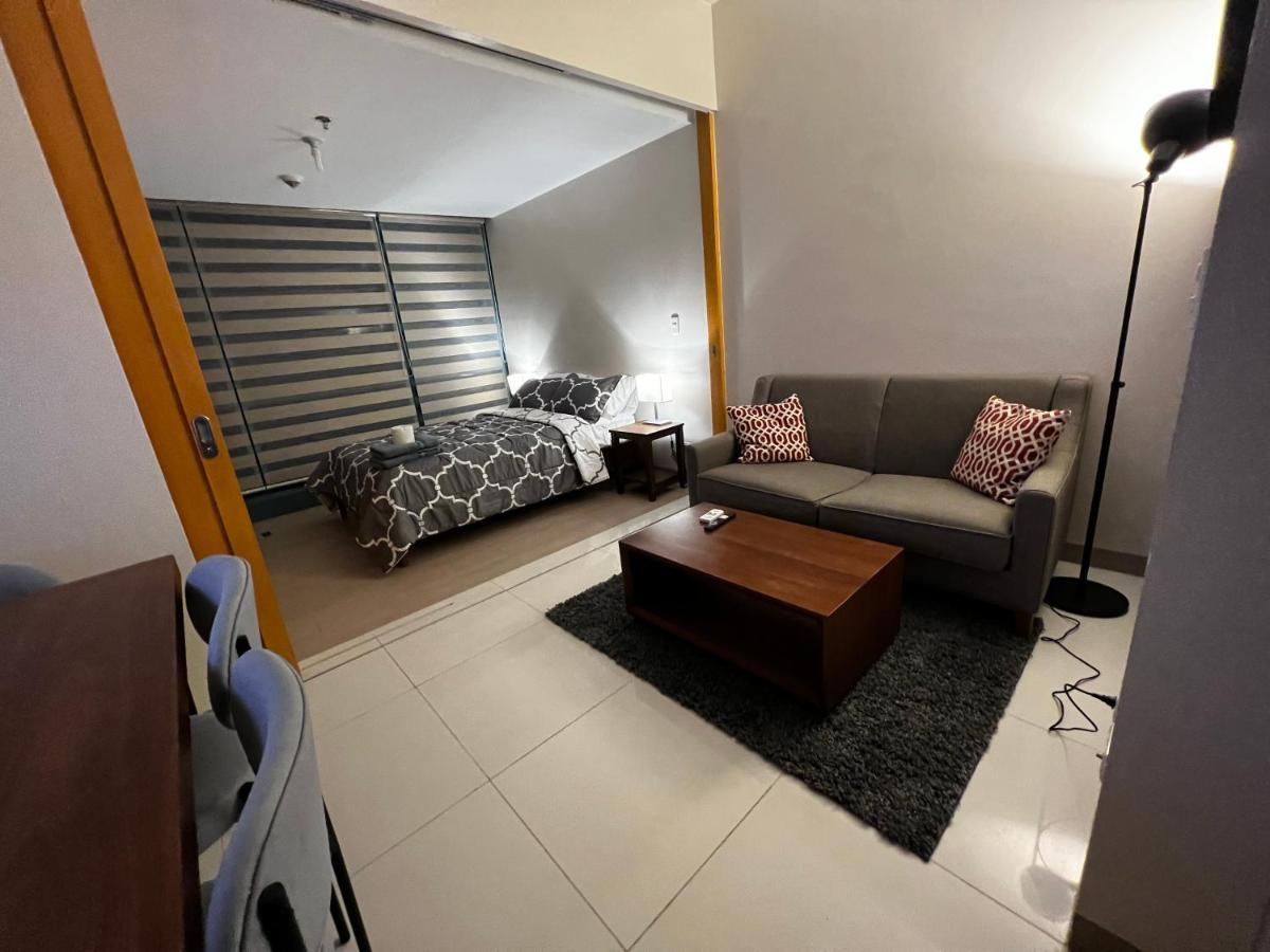 1 Bedroom Uptown Bgc Across Uptown Mall Manila Exterior foto