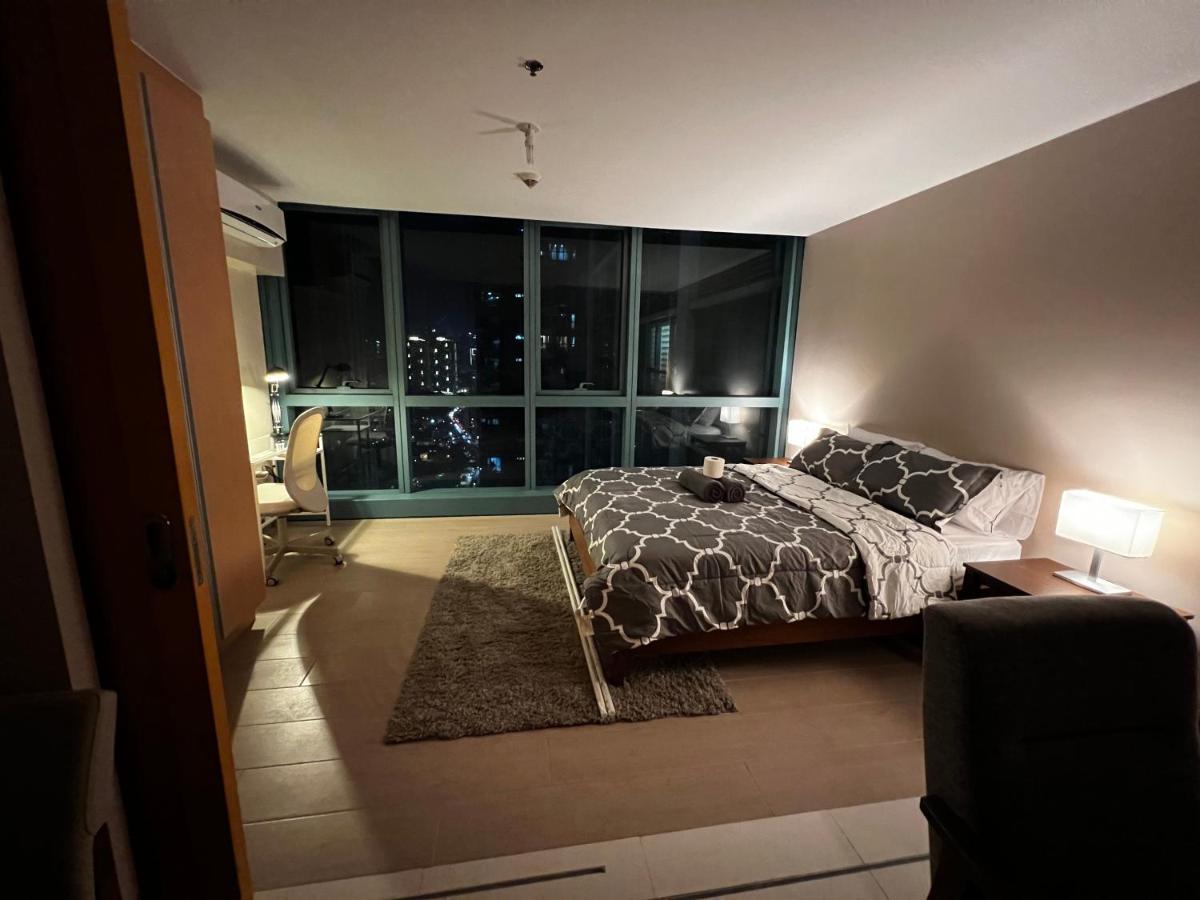 1 Bedroom Uptown Bgc Across Uptown Mall Manila Exterior foto