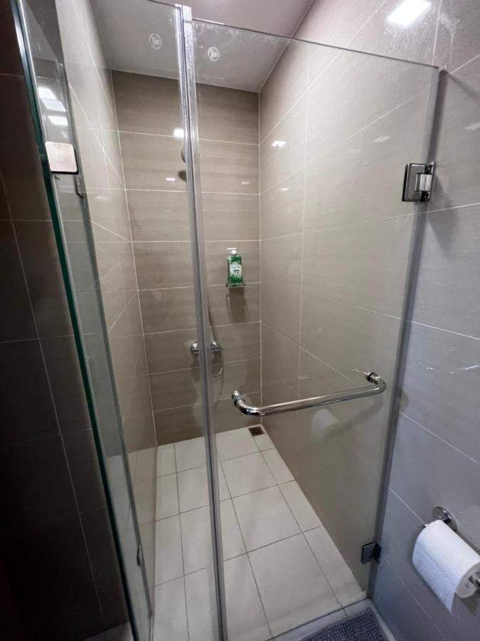 1 Bedroom Uptown Bgc Across Uptown Mall Manila Exterior foto