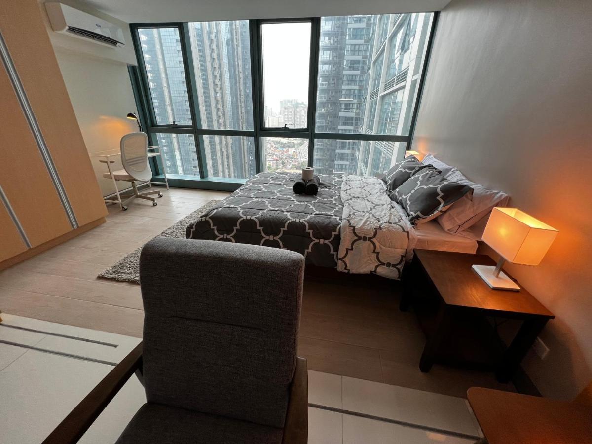 1 Bedroom Uptown Bgc Across Uptown Mall Manila Exterior foto